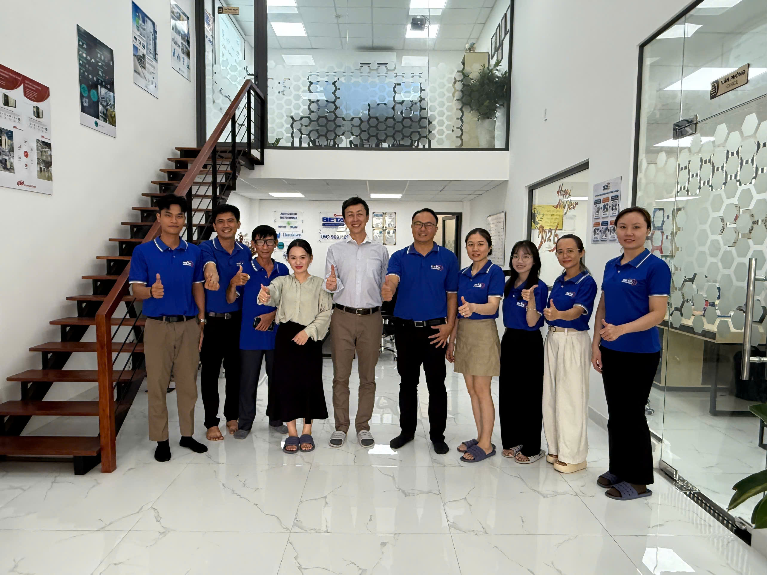 Đoàn Lãnh Đạo Toàn Cầu LIXIL chụp hình cùng Beta